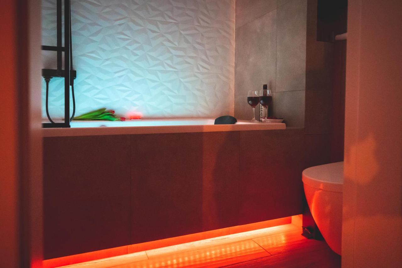 Movie Jacuzzi Apartment At The Main Station By Noclegi Renters Краков Экстерьер фото