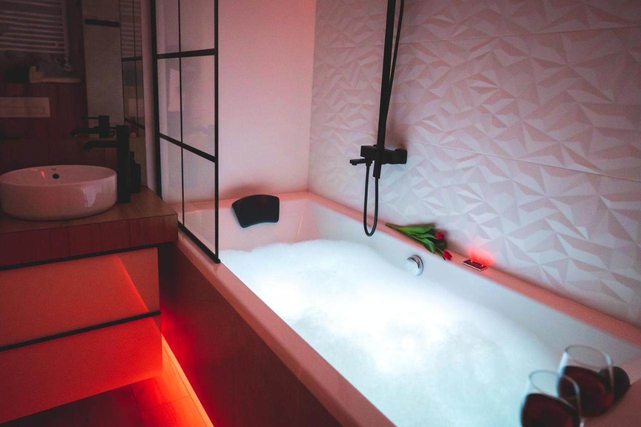 Movie Jacuzzi Apartment At The Main Station By Noclegi Renters Краков Экстерьер фото