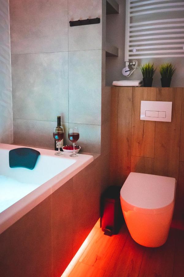 Movie Jacuzzi Apartment At The Main Station By Noclegi Renters Краков Экстерьер фото