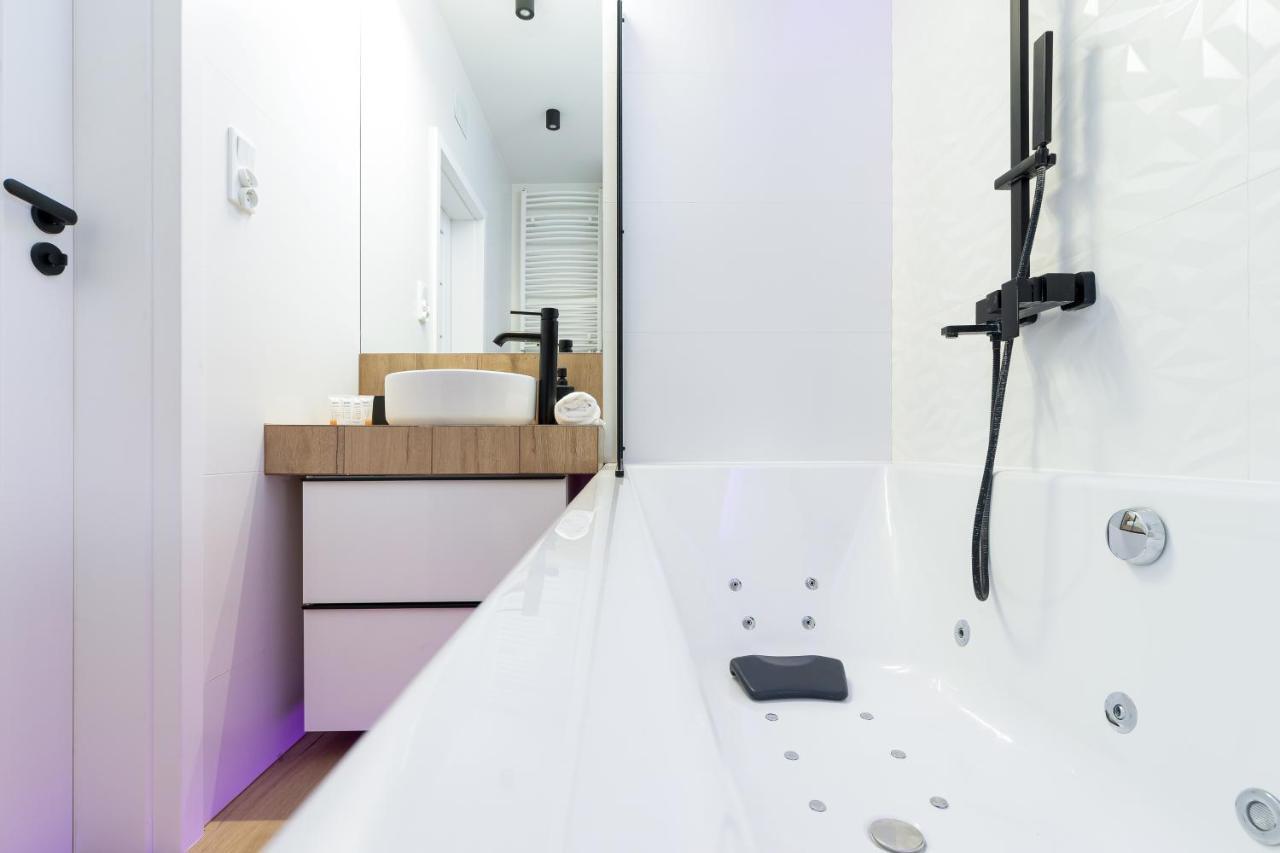 Movie Jacuzzi Apartment At The Main Station By Noclegi Renters Краков Экстерьер фото